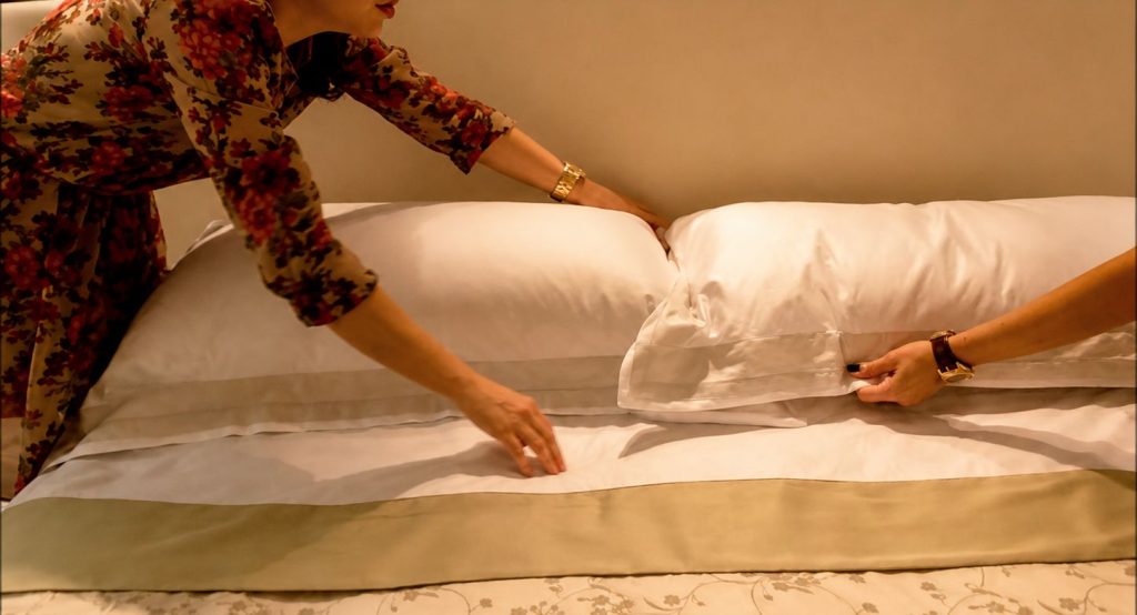 pessoas que arrumam a cama todos os dias