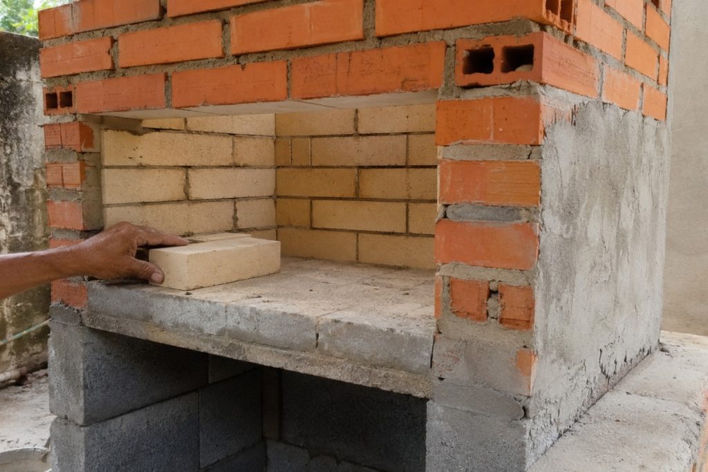 Churrasqueira em construção com tijolos refratários, tijolos comuns e blocos de concreto
