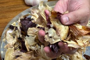 cascas de cebola e alho