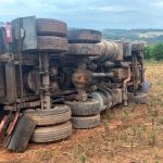 Caminhão carregado de soja tombado às margens da GO-222.(Foto: Divulgação)