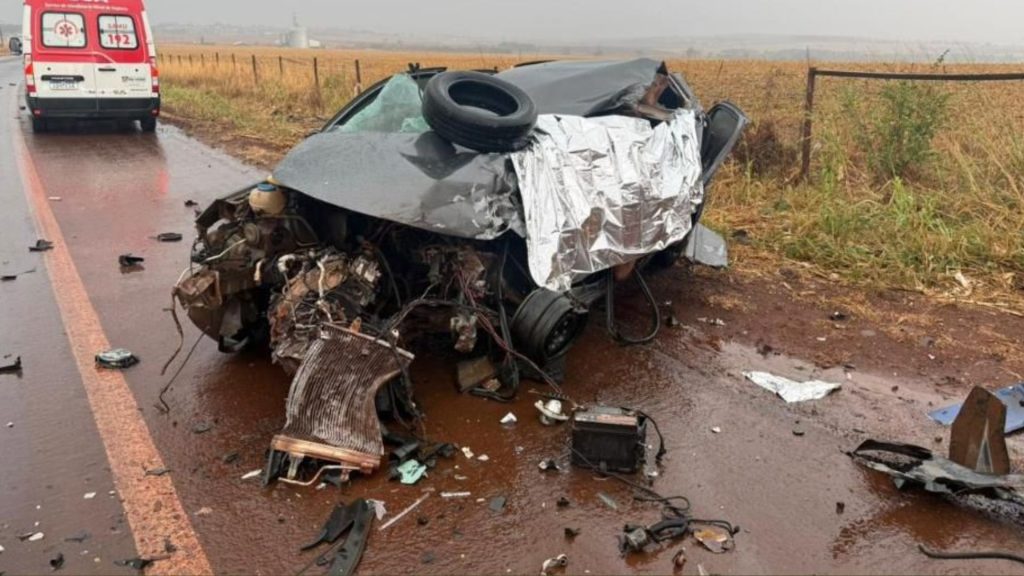 Jovem foi atingido por caminhão após tentar ultrapassagem na BR-210.