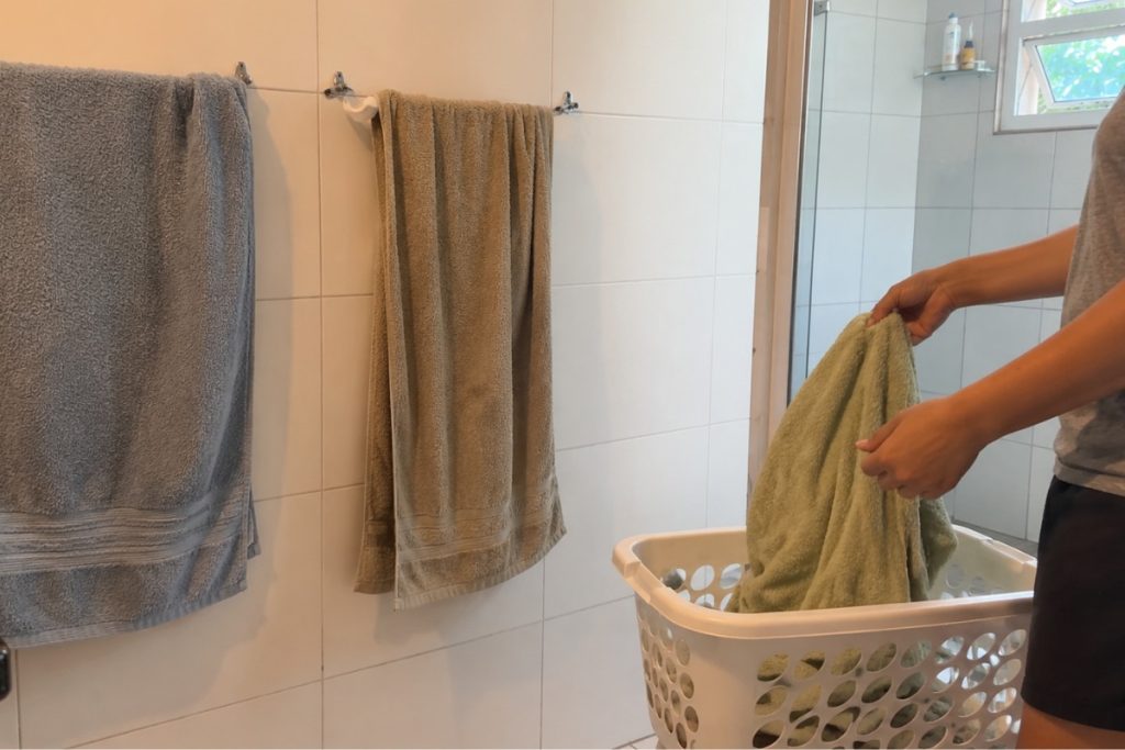 Toalhas de banho penduradas para secar em banheiro residencial