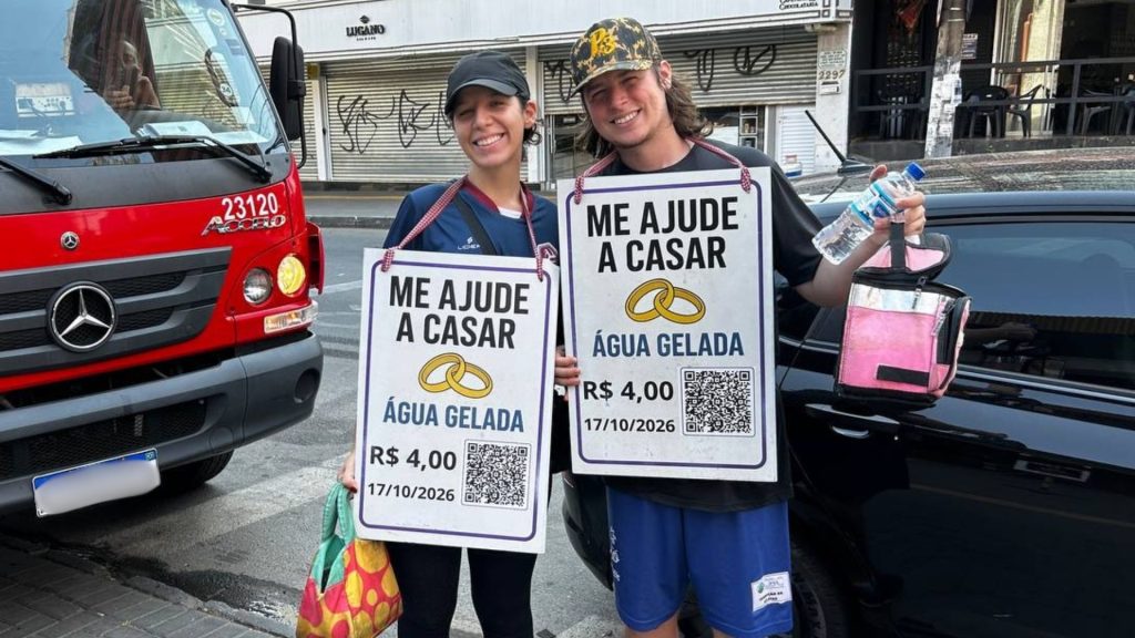 Ana Luiza e Bruno vendem águas no semáforo para conseguir viver sonho do casamento, em 17 de outubro.