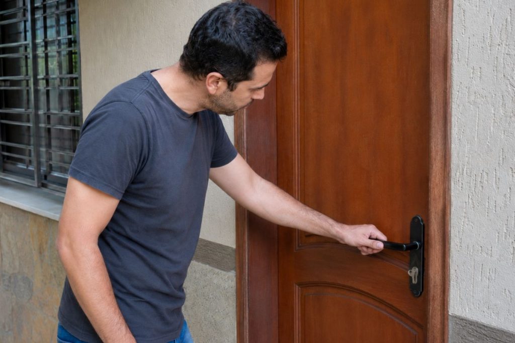 verificando a tranca da porta