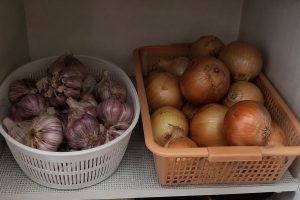 alhos e cebolas armazenadas