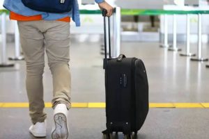 Malas com rodinhas são proibidas e viajantes precisam se adaptar à lei que já está em vigor