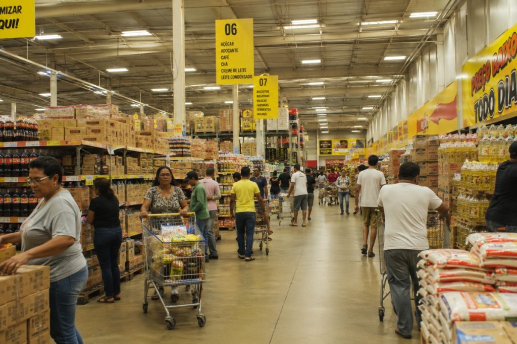 Supermercado de descontos com produtos expostos em pallets e caixas