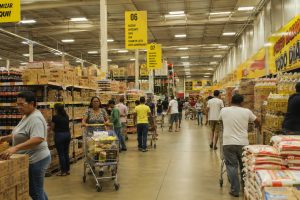 Supermercado de descontos com produtos expostos em pallets e caixas