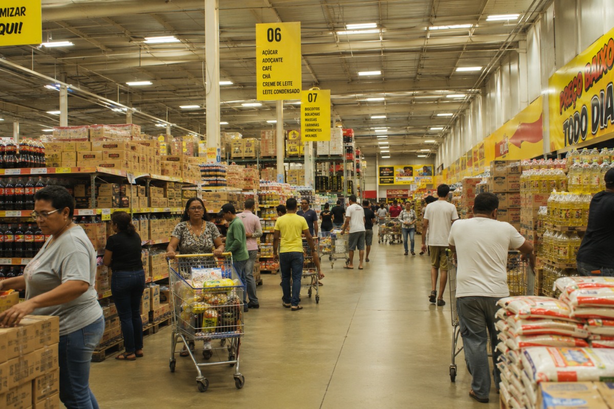 Supermercado de descontos com produtos expostos em pallets e caixas
