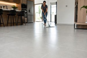melhores tipos de piso para quem quer casa fácil de limpar e que não risca