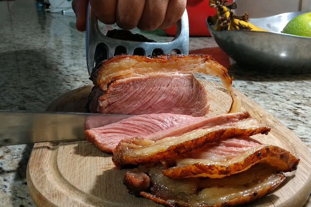 filé de lombo carne assada sendo cortada
