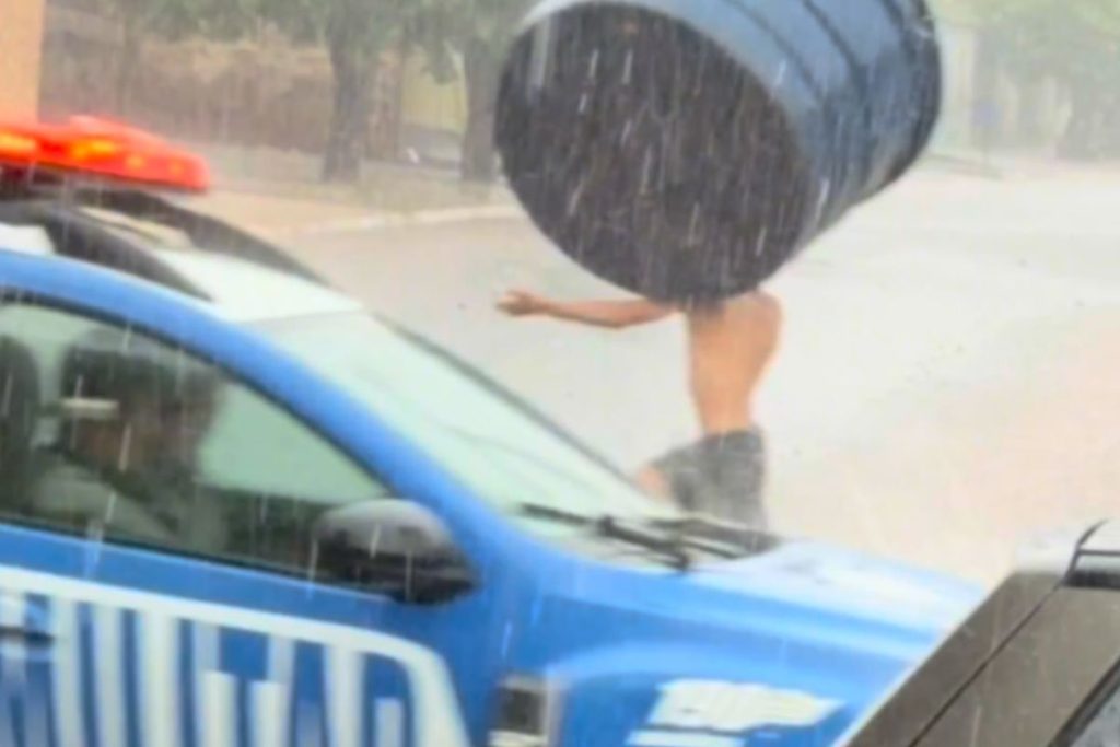 Goiano vê rua tomada pela enxurrada e tem ideia inusitada para aproveitar a chuva