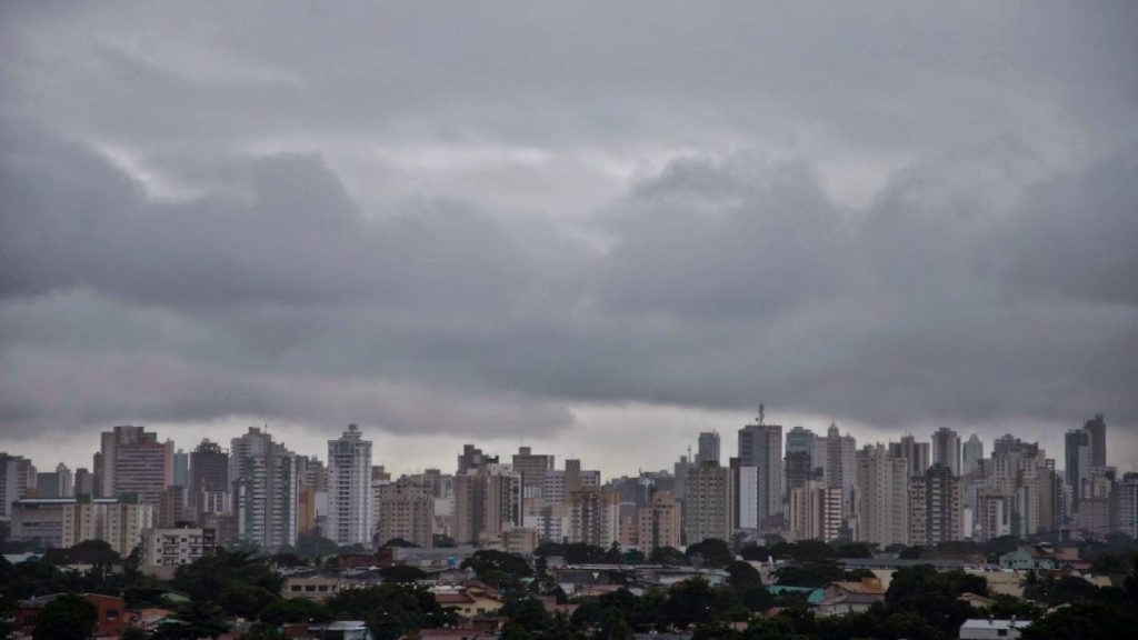 Mais de 100 cidades de Goiás têm alerta de tempestade e previsão de queda na temperatura neste domingo (06)