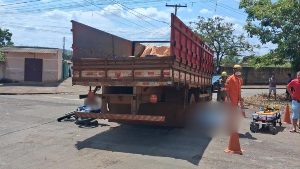 Jovem motociclista morreu após acidente com caminhão na Vila Jaiara, em Anápolis.