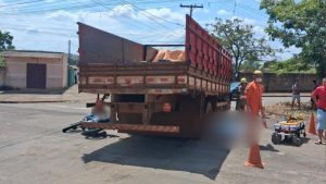 Jovem motociclista morreu após acidente com caminhão na Vila Jaiara, em Anápolis.