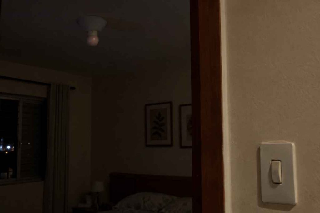 luz de led com brilho fraco mesmo desligada
