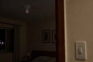luz de led com brilho fraco mesmo desligada