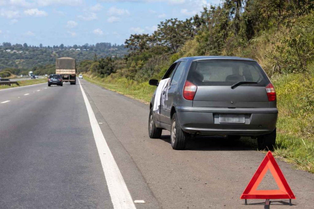 pano branco na janela do carro em uma rodovia