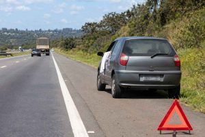 pano branco na janela do carro em uma rodovia