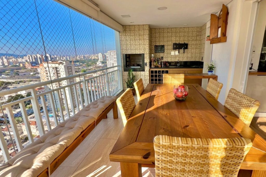 Após comprar aparramento de R$ 690 mil com varanda gourmet fechada em vidro, casal descobre que toda a estrutura foi instalada sem autorização do condomínio