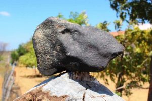 O meteorito de quase 40 quilos que caiu em cidade do interior, chegou a ter oferta de R$ 120 mil e provocou ‘corrida do ouro’