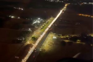 Longa fila de carros toma GO-020 durante retorno para Goiânia após feriado