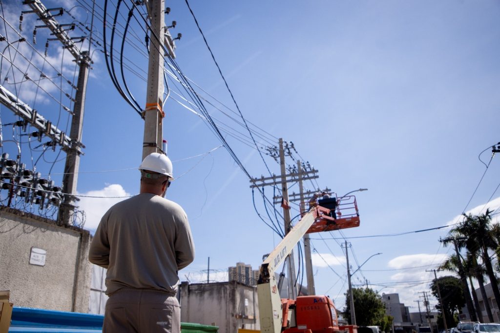 Equipes da Equatorial Goiás realizam obras de manutenção e modernização da rede elétrica em pontos de Anápolis e Goiânia. (Foto: Divulgação/Equatorial Goiás)