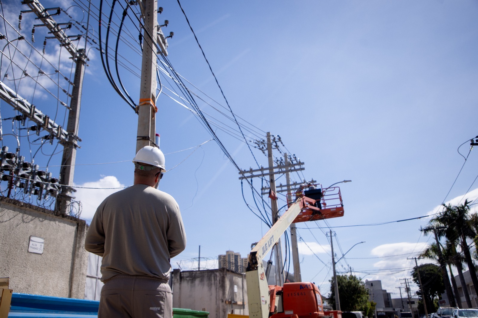 Equipes da Equatorial Goiás realizam obras de manutenção e modernização da rede elétrica em pontos de Anápolis e Goiânia. (Foto: Divulgação/Equatorial Goiás)