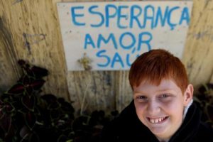 Menino de 11 anos juntou latinhas durante cinco dias e doou o dinheiro arrecadado ao Hospital São José, em Antônio Prado