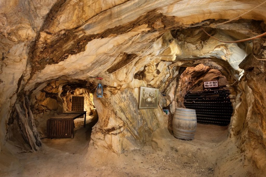 antigo túnel de mineração e adega instalada ao fundo