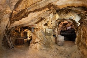 antigo túnel de mineração e adega instalada ao fundo
