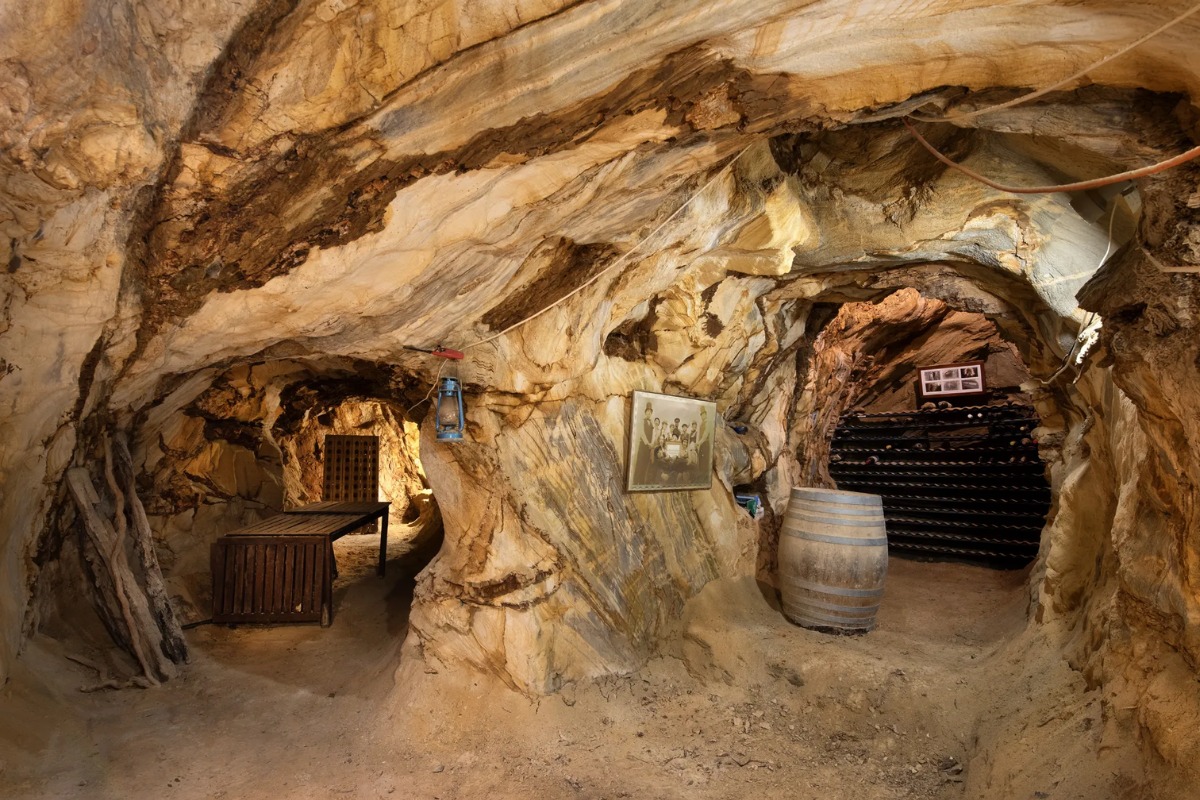 antigo túnel de mineração e adega instalada ao fundo