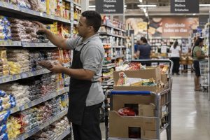 Repositor de supermercado organizando as gôndulas