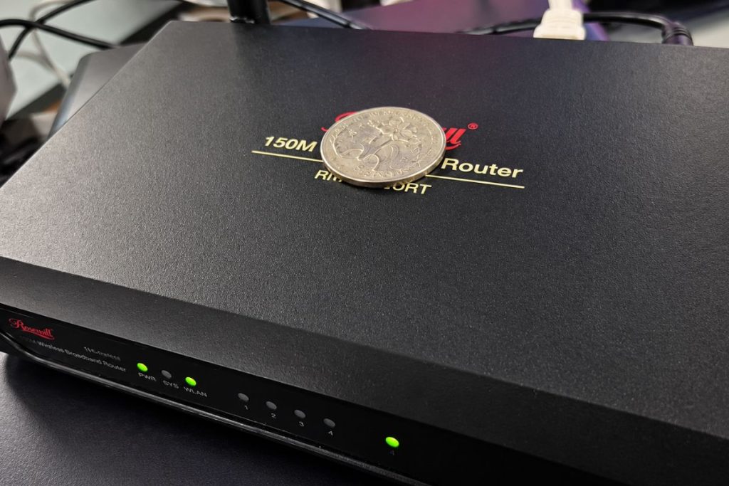 moeda em cima do roteador de Wi-Fi