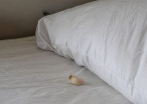 dente de alho colocado ao lado do travesseiro