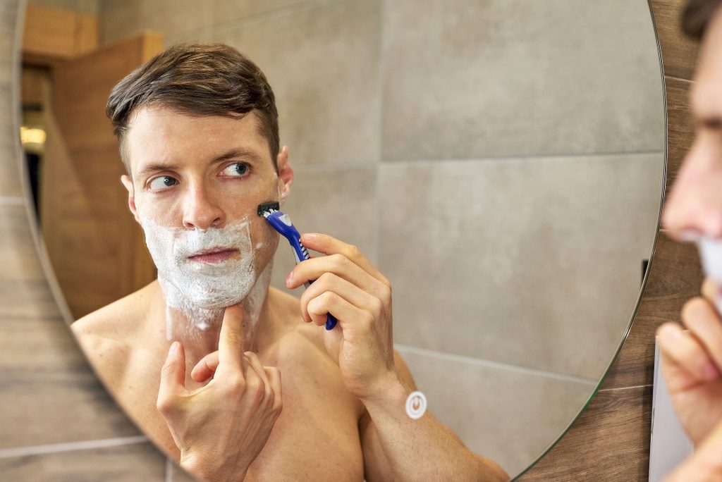 funcionário cuidando da barba