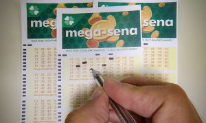 Três apostas feitas em Goiás acertaram cinco números da Mega-Sena e dividiram mais de R$ 104 mil em prêmios. (Foto: Rafa Neddermeyer/Agência Brasil/Arquivo)