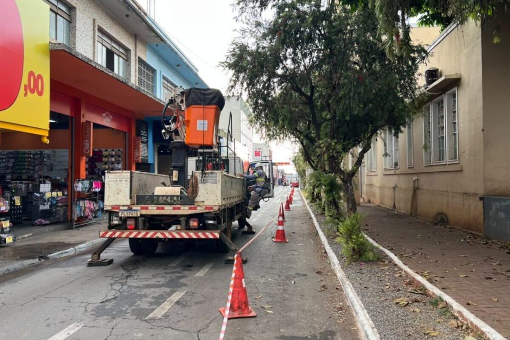Serviço de poda para livramento da rede elétrica provocou interdição na lateral da Praça Bom Jesus, no Centro de Anápolis. (Foto: Victor Santos/Rádio São Francisco)