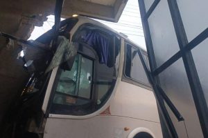 Ônibus perde freio, sai da pista e bate contra fachada de estabelecimento em Goiânia