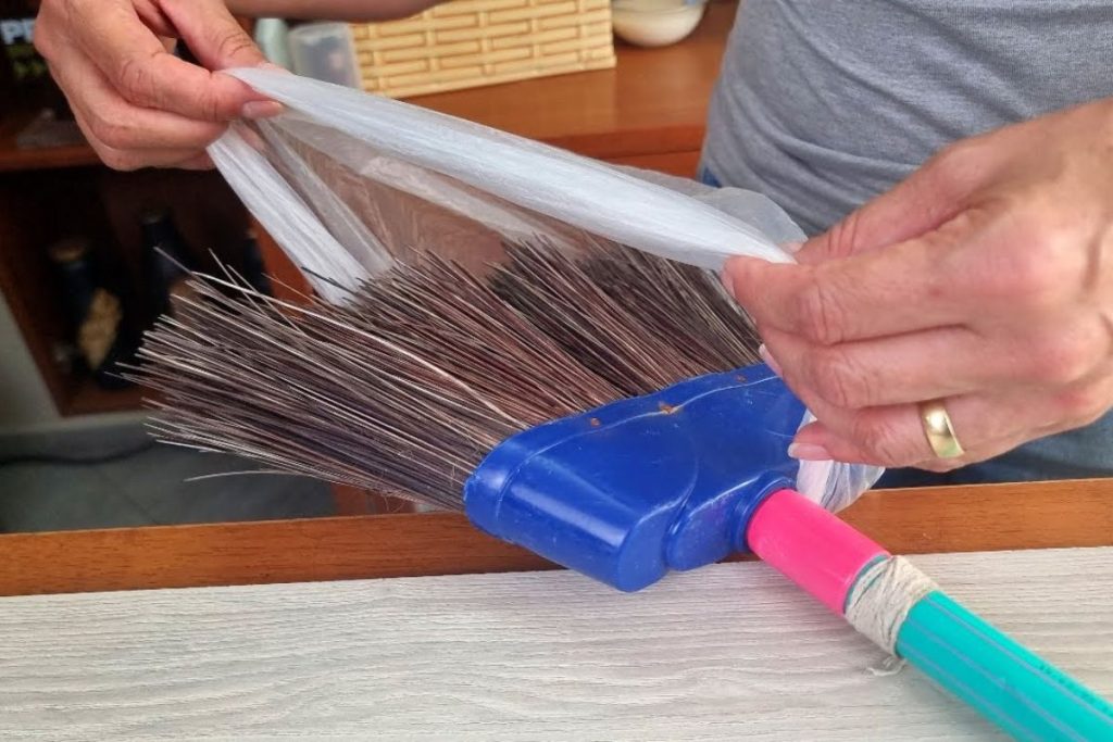Colocar uma sacola plástica na vassoura para limpar a casa: para que serve e por que é recomendado