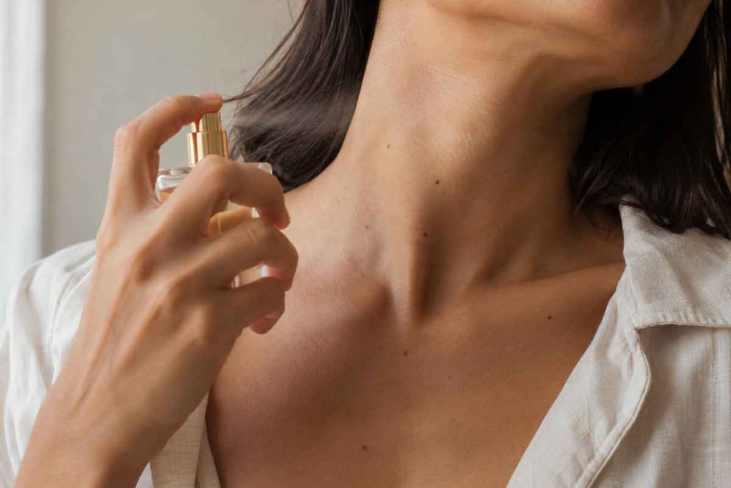 aplicação de perfume