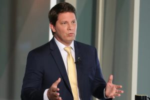 Dino cita risco de evasão e proíbe deputado Mario Frias de deixar país