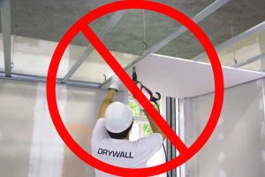 Profissional instalando forro