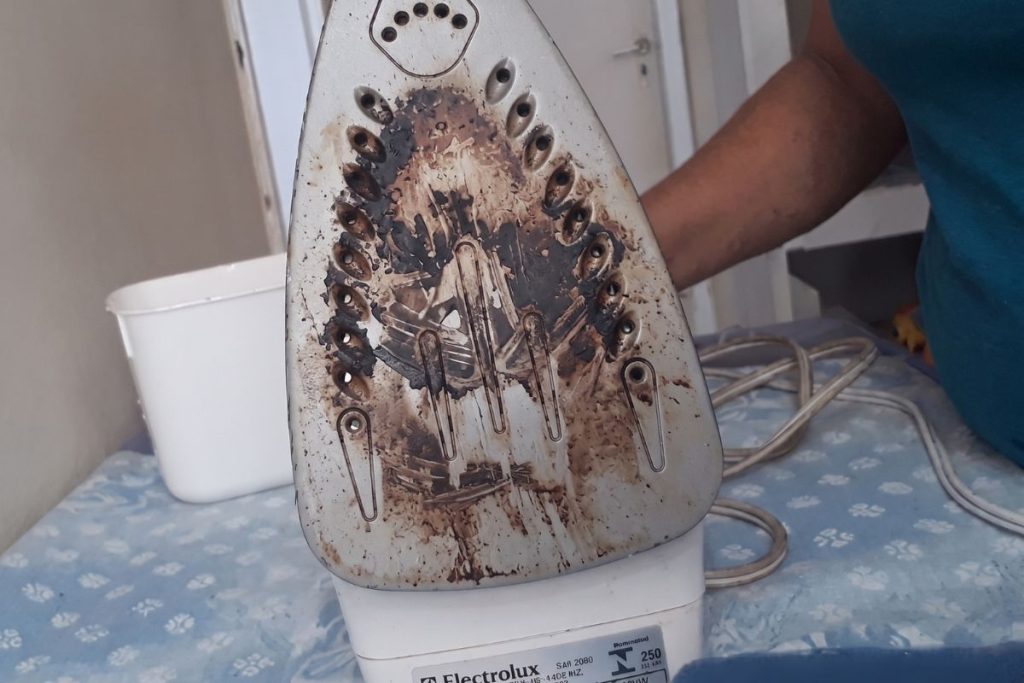 ferro de passar manchado