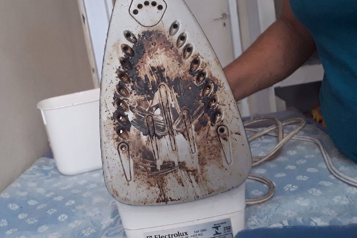 ferro de passar manchado