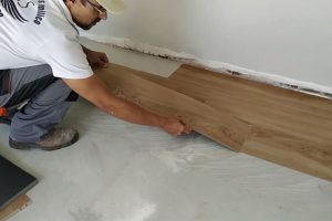 piso de vinílico sendo instalado