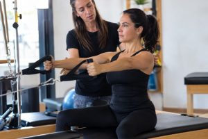 exercício de braço em pilates