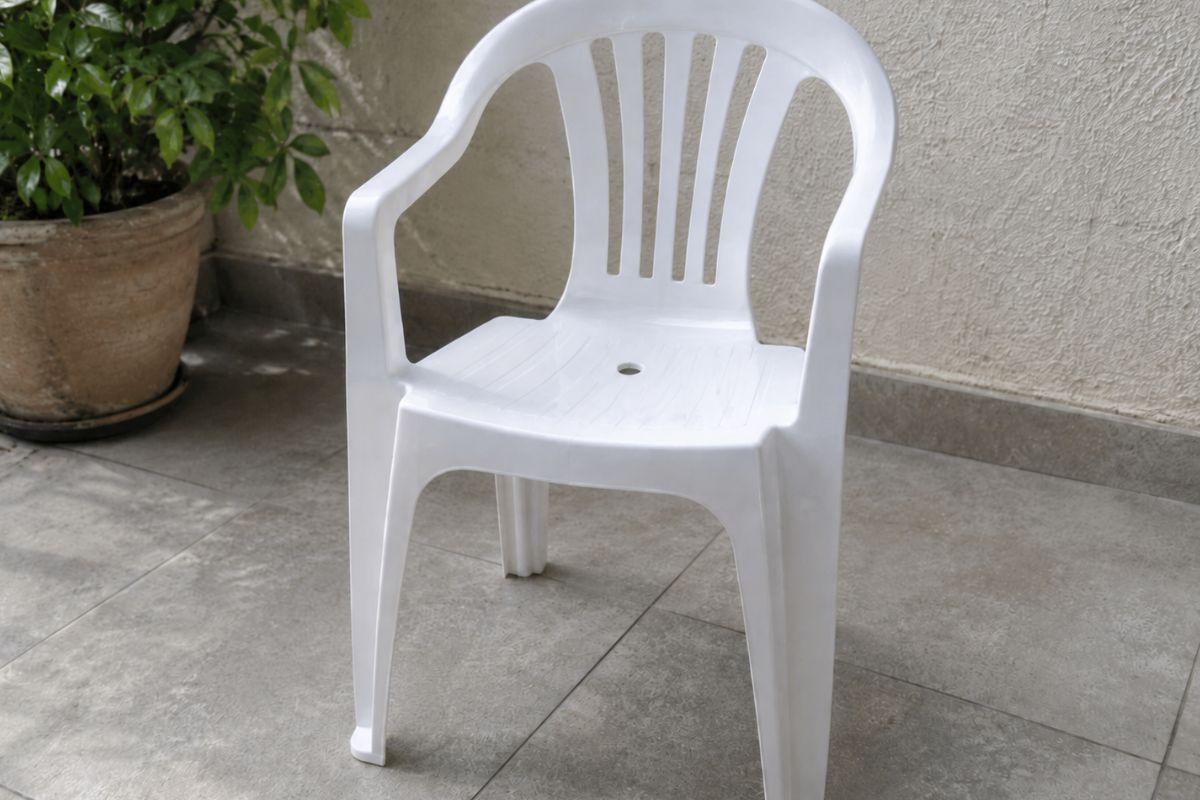 cadeira de plástico com um furo no meio