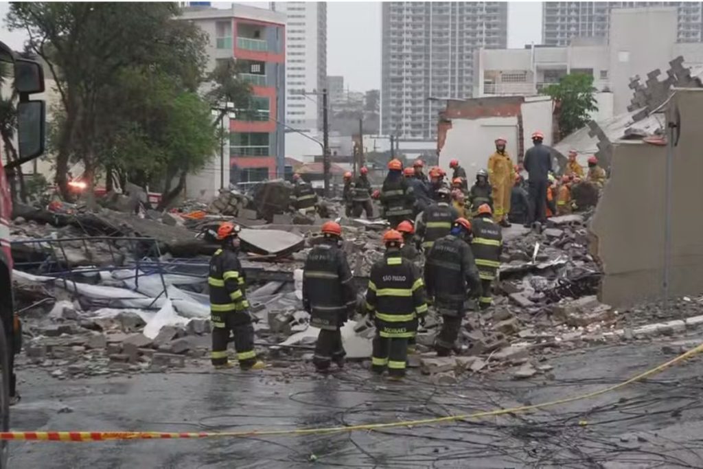 Prédio em construção desaba sobre casa e mata ao menos duas pessoas na zona leste de SP