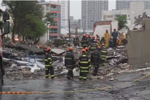 Prédio em construção desaba sobre casa e mata ao menos duas pessoas na zona leste de SP
